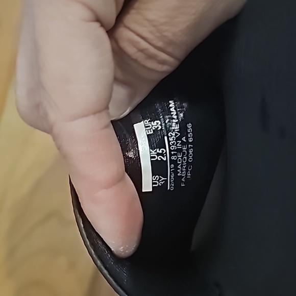 Size 3 Nike slide on flip flops used but still great - Picture 4 of 4